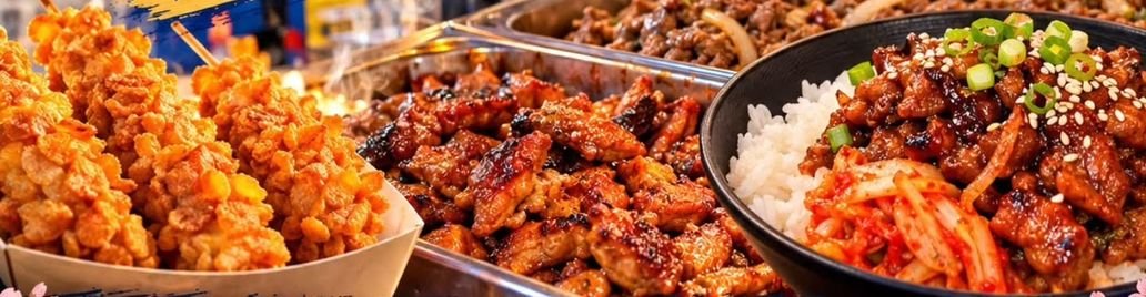 Popcorn kyckling, grillade kycklinglår, biff bulgogi och en skål med ris, kimchi och sesam